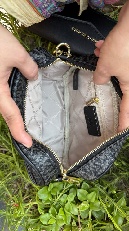 Michael Kors Crossbody With Detachable Wallet.