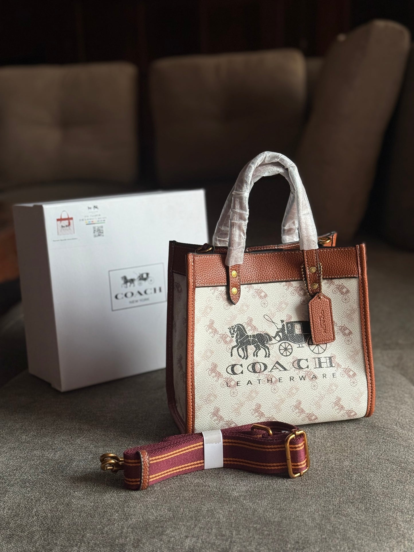 Coach Field tote 22 With Horse And Carriage Print