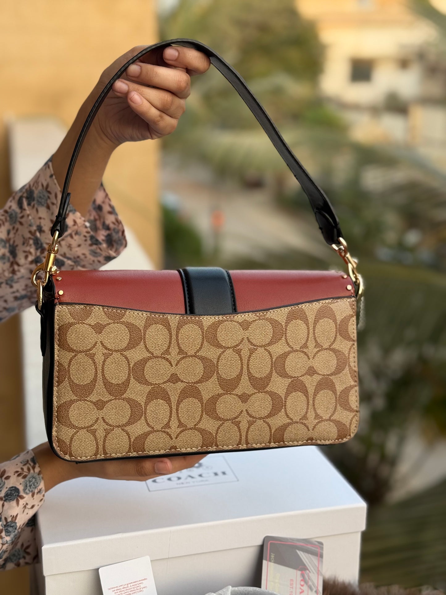 Coach Georgie Shoulder Bag
In Signature Canvas With Rivets-Same as original-Master Plus Series