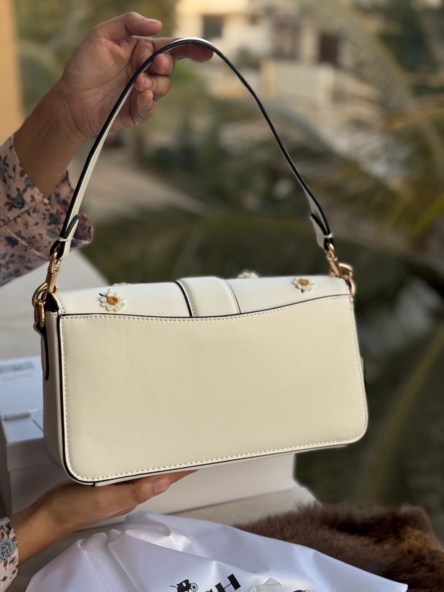 Coach Georgie shoulder bag in white with daisy embroidery.Same as original-Master Plus Series-Box included