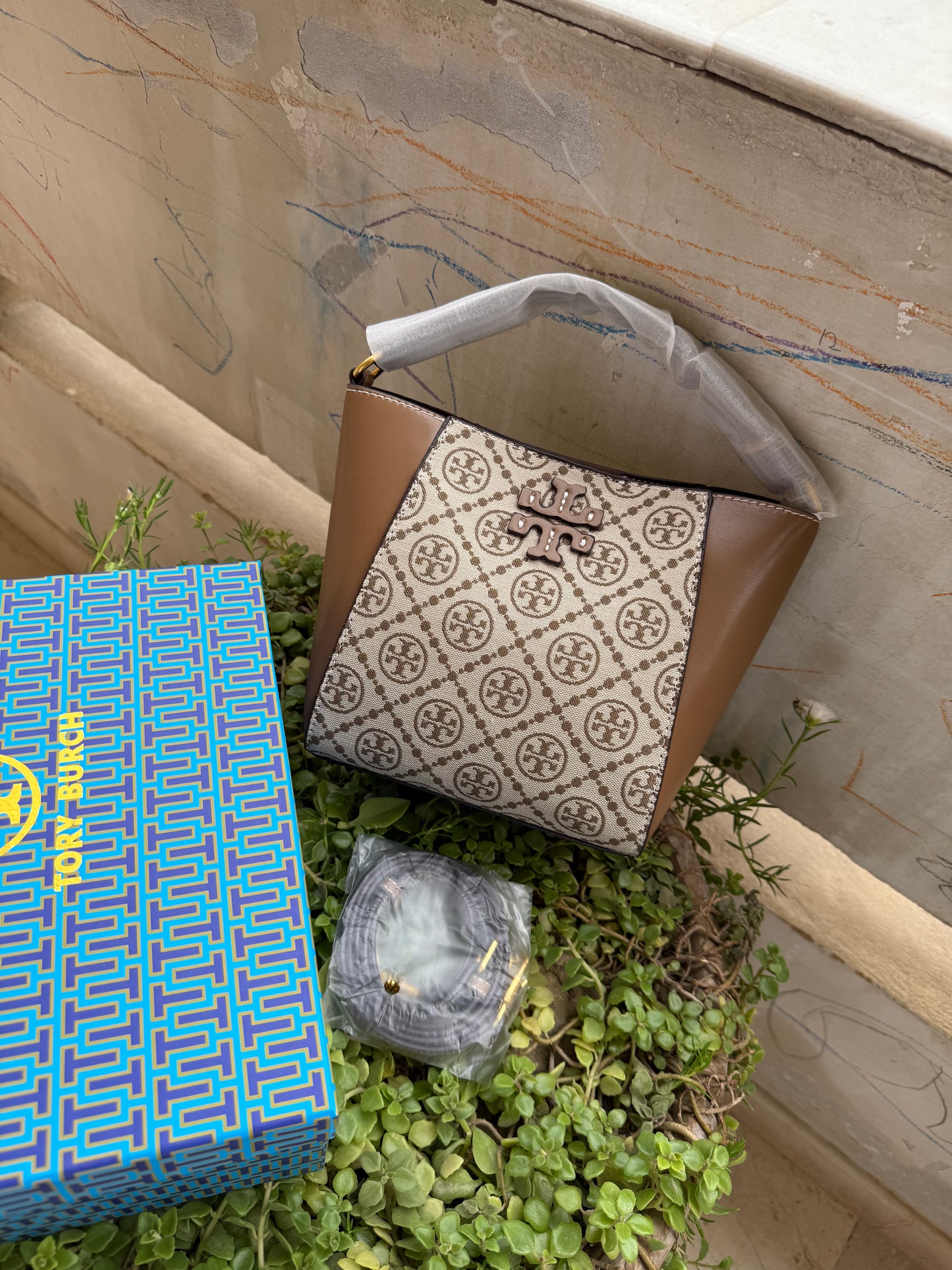 TORY BURCH MCGRAW BUCKET BAG ( Master Series )