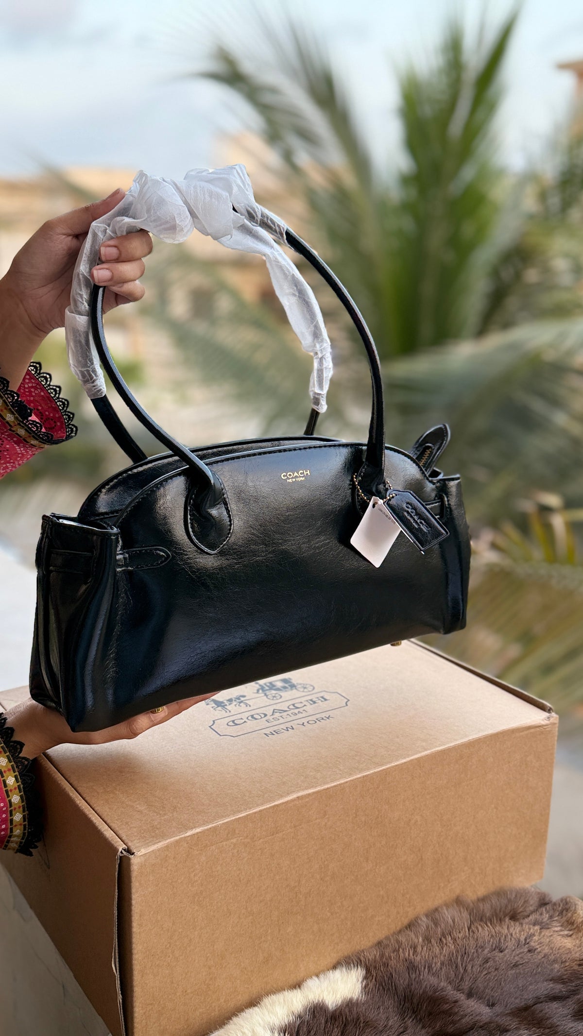 Coach Empire Carryall 34.
Master Plus series With Folding box.