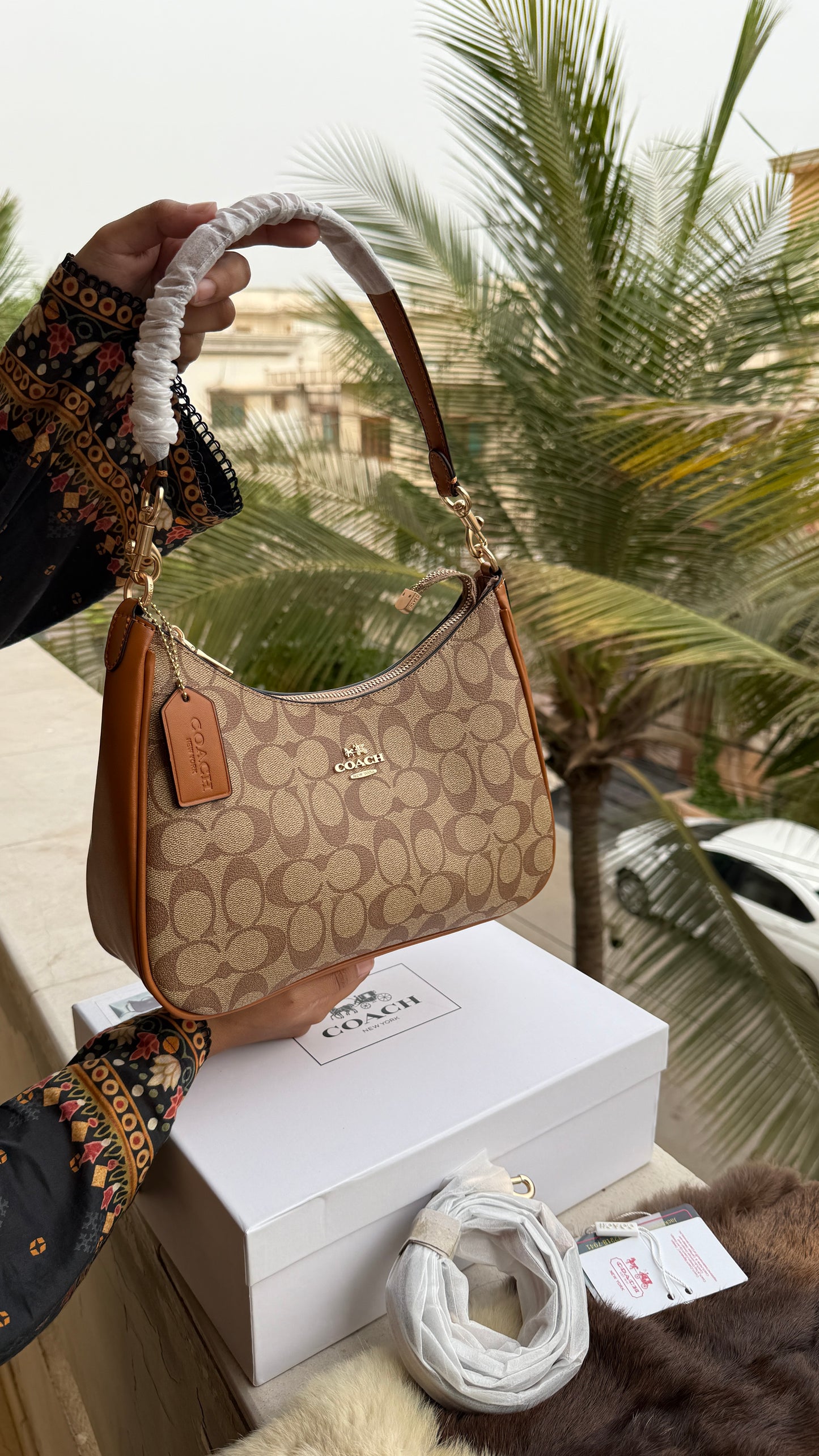 Coach Teri Hobo Large-With Box Master Series