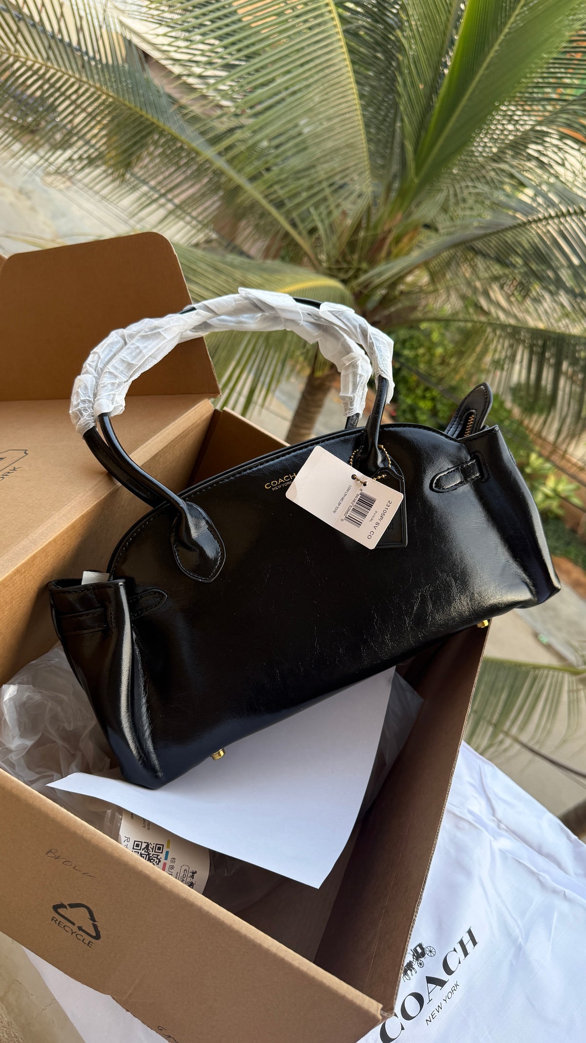 Coach Empire Carryall 34.
Master Plus series With Folding box.