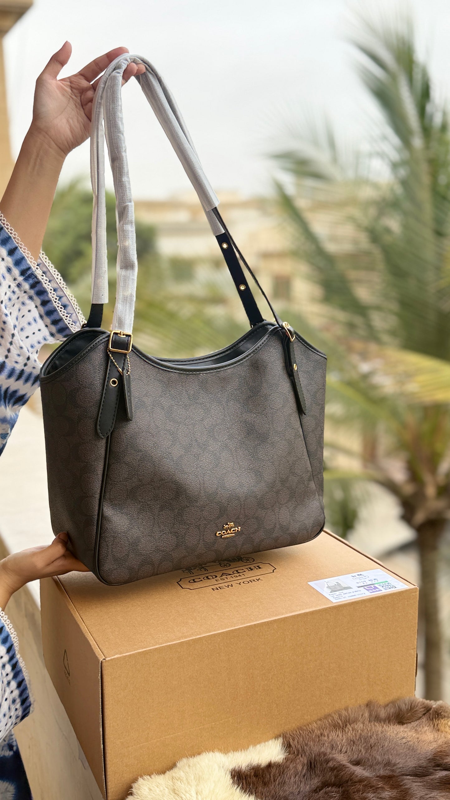 Coach Outlet Meadow Shoulder Bag-Folding Box-Master Series