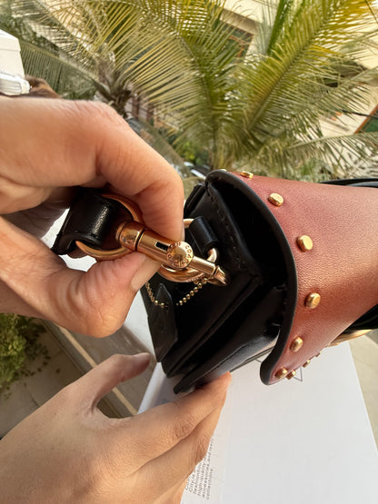 Coach Georgie Shoulder Bag
In Signature Canvas With Rivets-Same as original-Master Plus Series