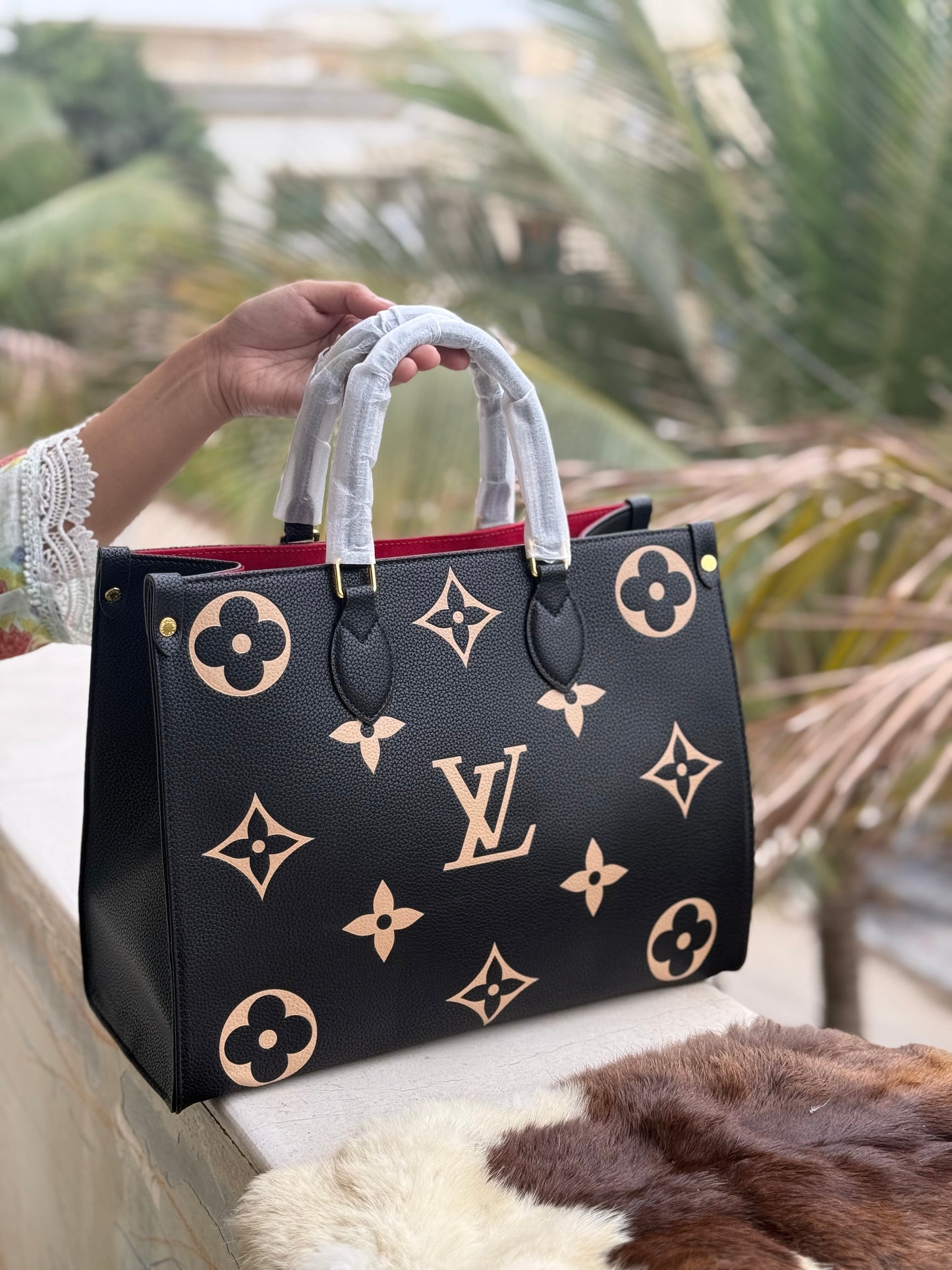 Louis Vuitton On the go MM Master Series.